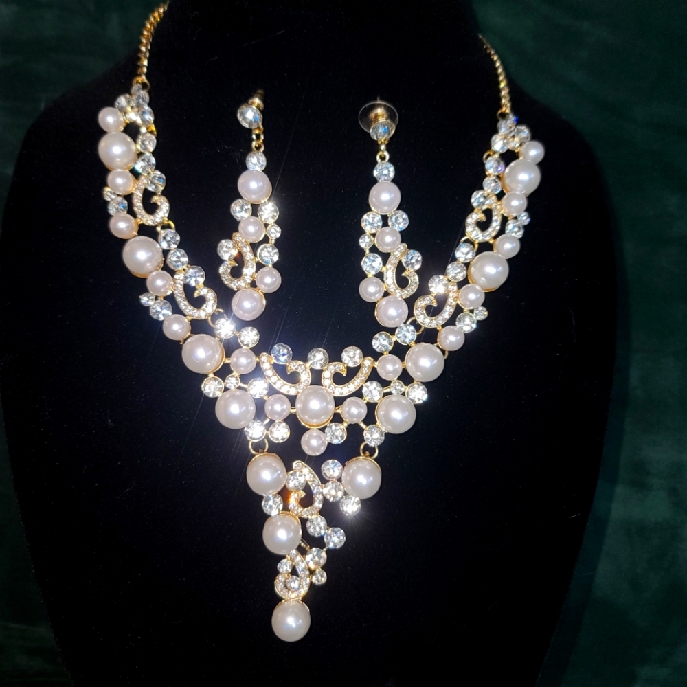 NWT Christian Siriano pearl and crystal necklace and matching post earrings.